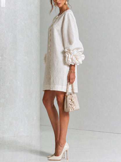 BRENDA | Minivestido Blanco con Botones de Flor y Puños de Rosas