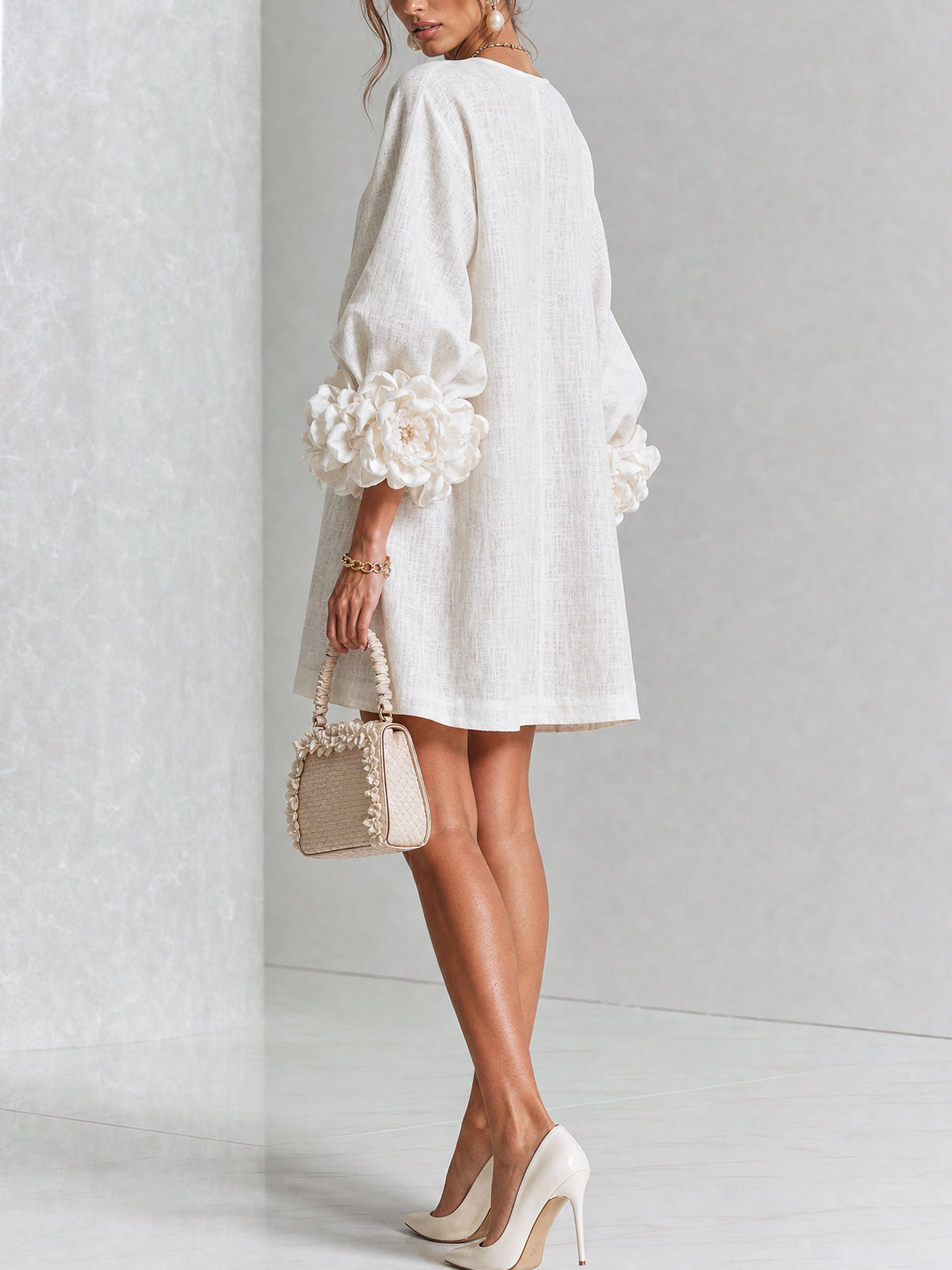 BRENDA | Minivestido Blanco con Botones de Flor y Puños de Rosas