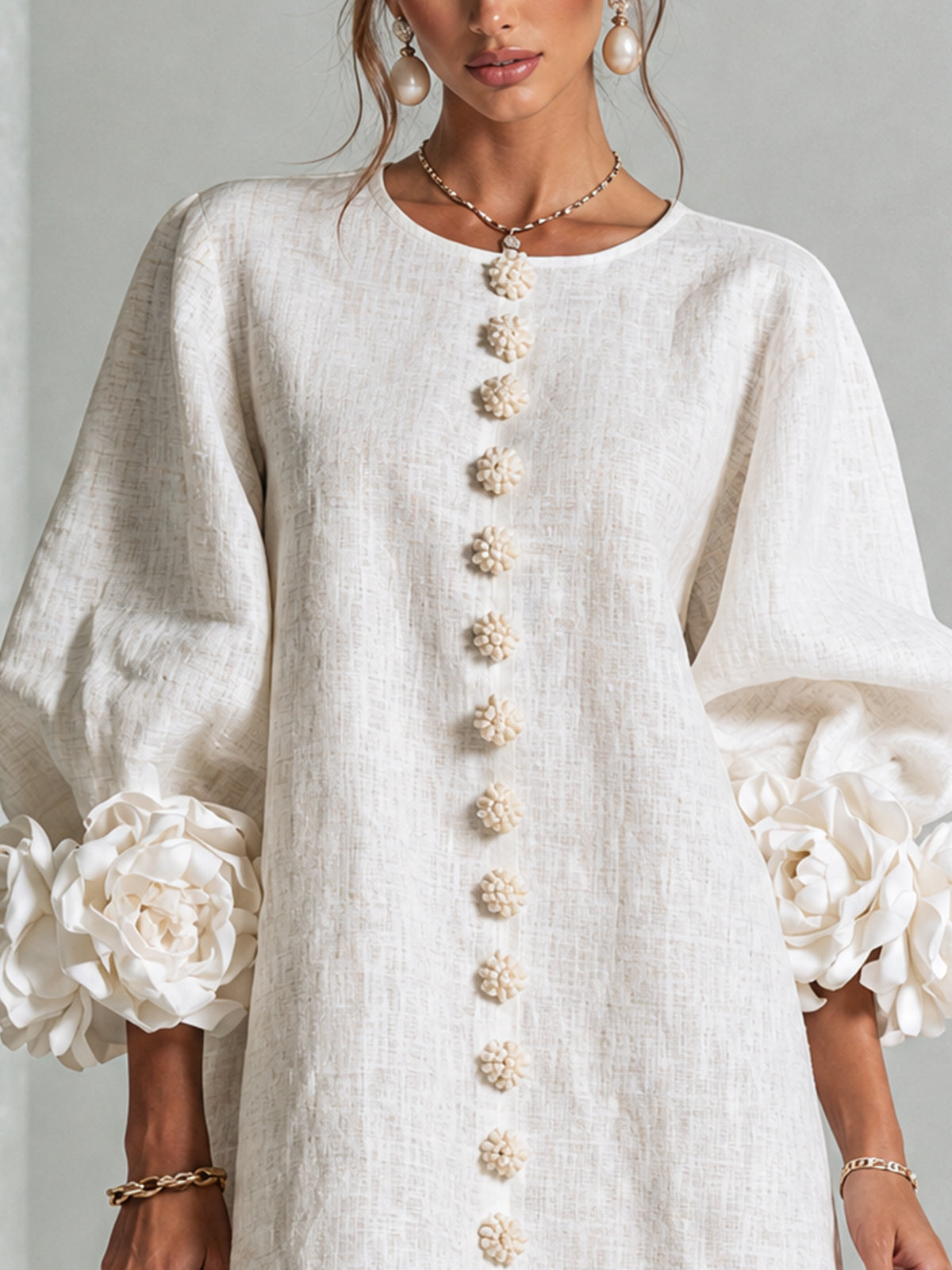 BRENDA | Minivestido Blanco con Botones de Flor y Puños de Rosas