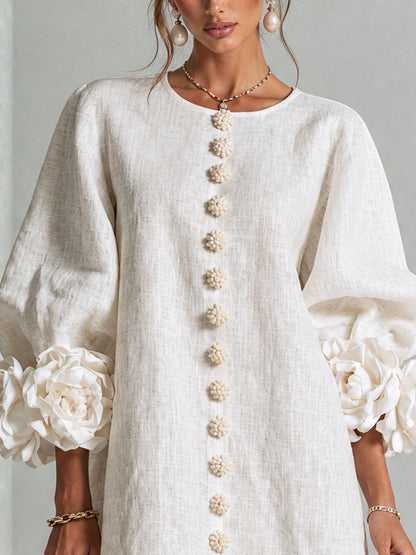 BRENDA | Minivestido Blanco con Botones de Flor y Puños de Rosas