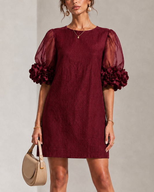 AÍDA | Minivestido Burdeos con Mangas de Organza y Puños de Rosas