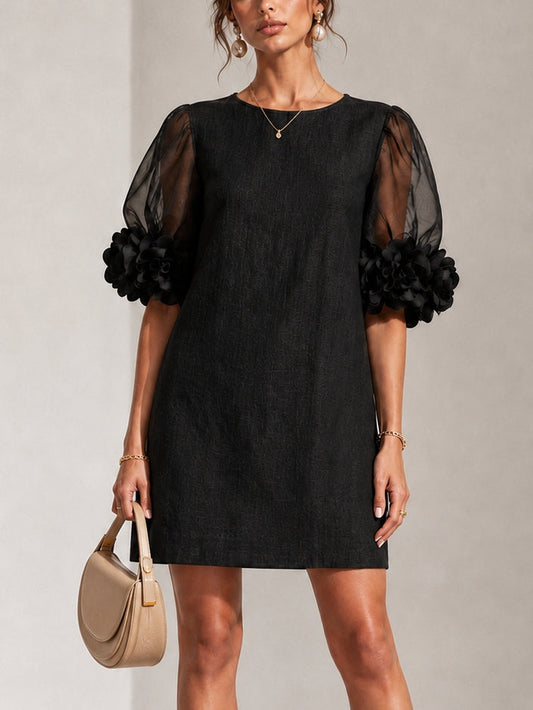 AMANDA | Minivestido Negro con Mangas de Organza y Puños de Rosas