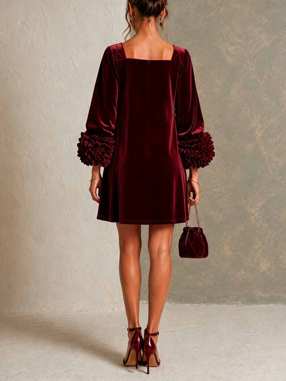 AMARANTA | Minivestido de Terciopelo Burdeos con Puños de Flores