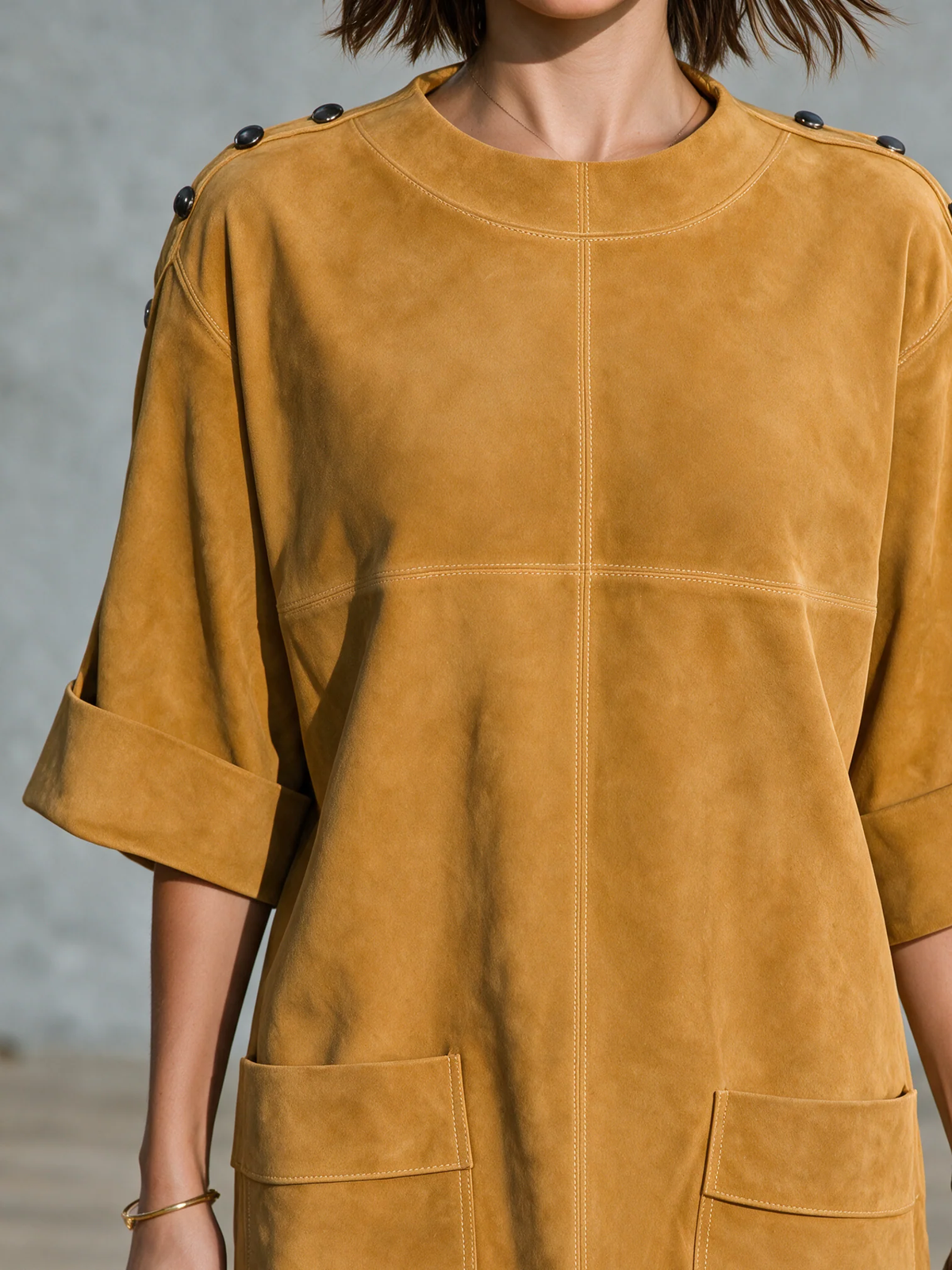 BRISA | Minivestido de Ante Sintético Amarillo Ocre con Botones en los Hombros y Bolsillos