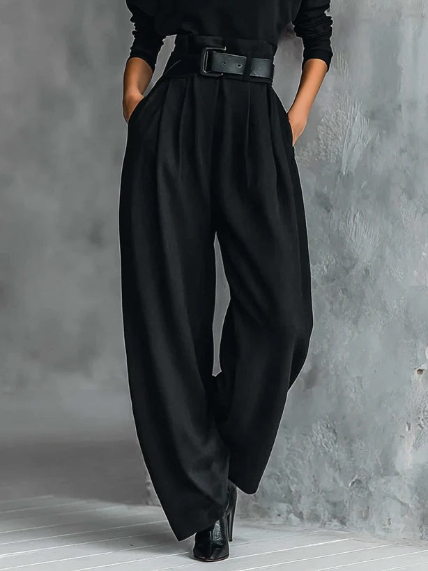 PAZ | Conjunto con Cuello Alto Negro y Pantalones Rectos
