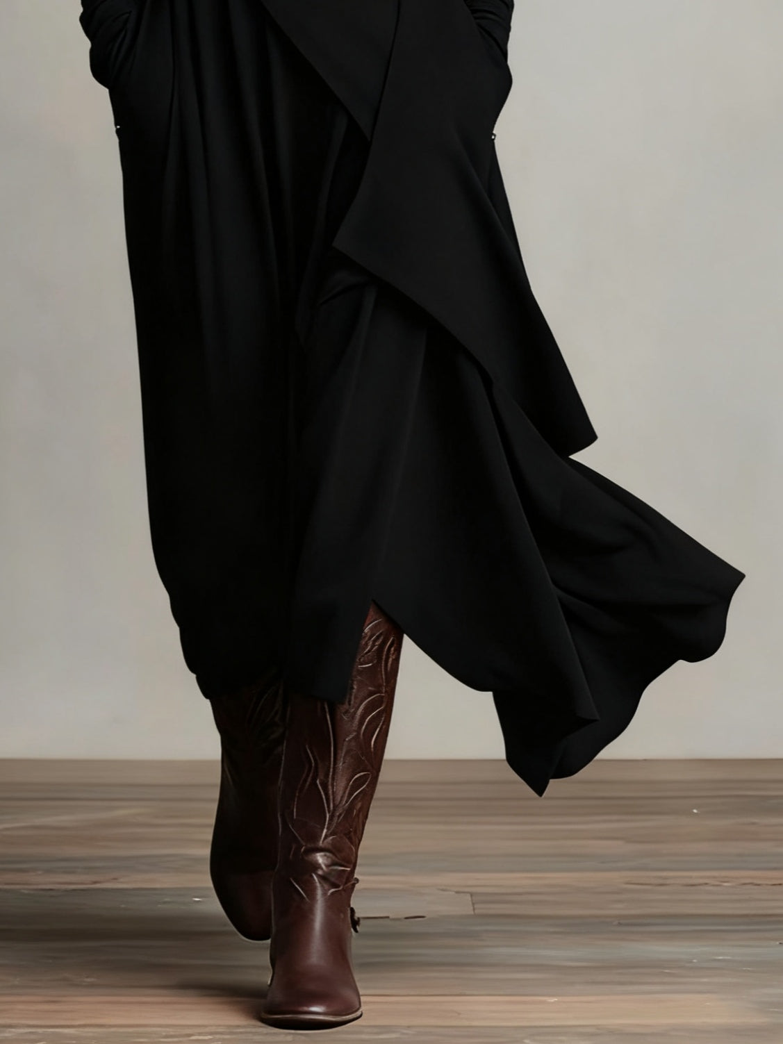 CARLA | Vestido Largo de Punto Jersey con Cuello Alto y Drapeado Asimétrico