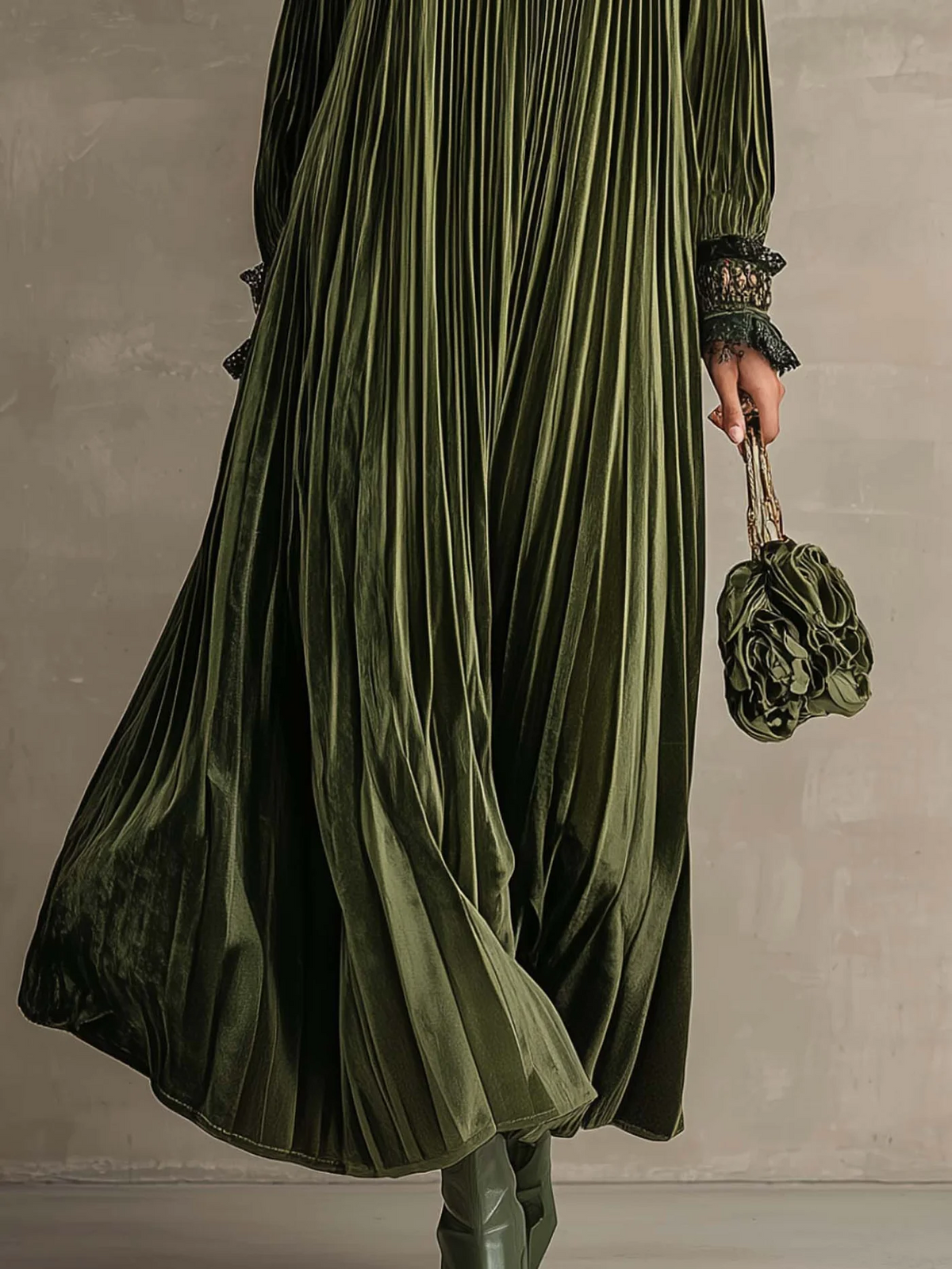 CARMINA | Vestido Largo Plisado con Cuello Alto y Flor en el Hombro