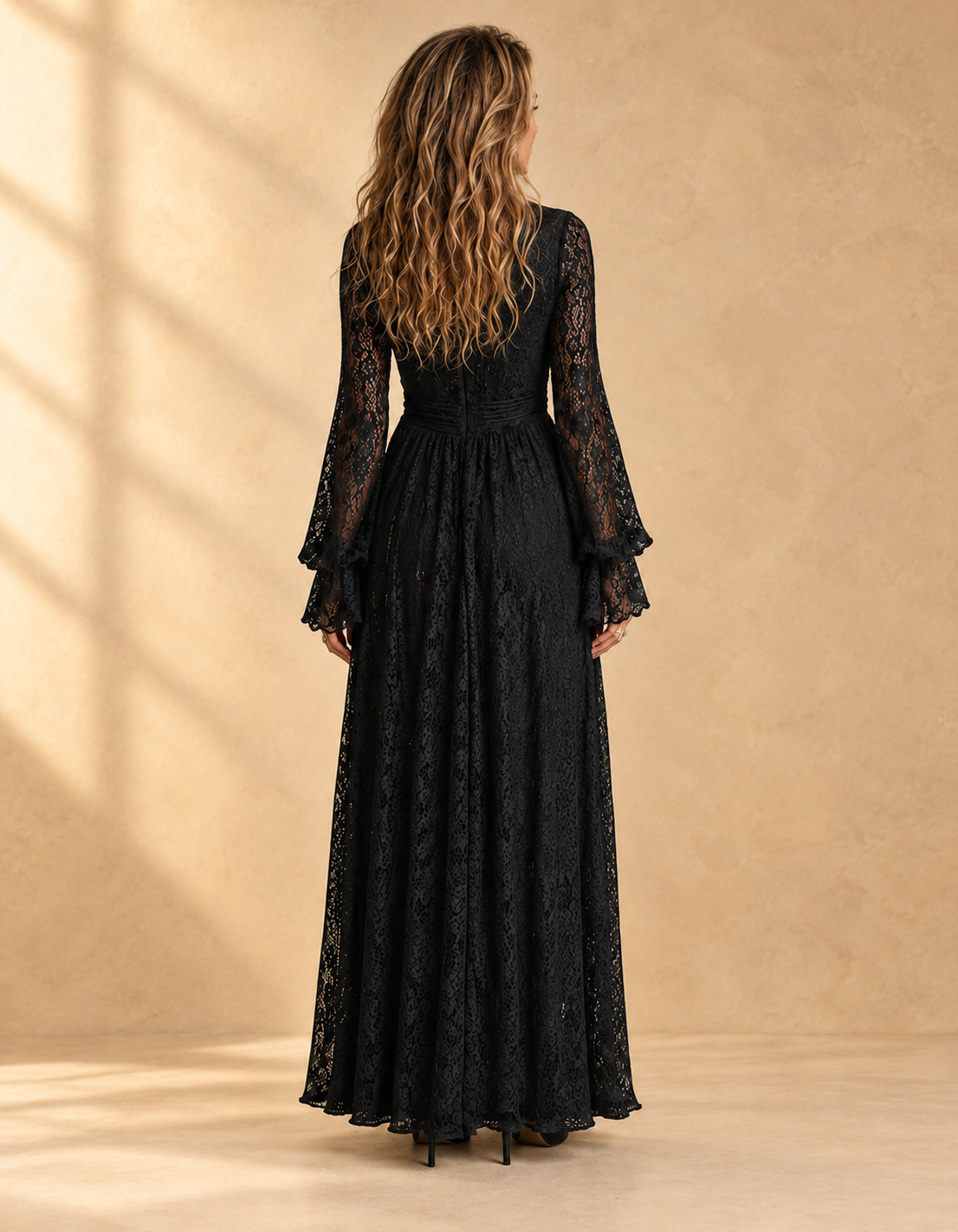 ARIANE | Vestido Largo de Encaje Negro con Escote Profundo y Mangas Acampanadas