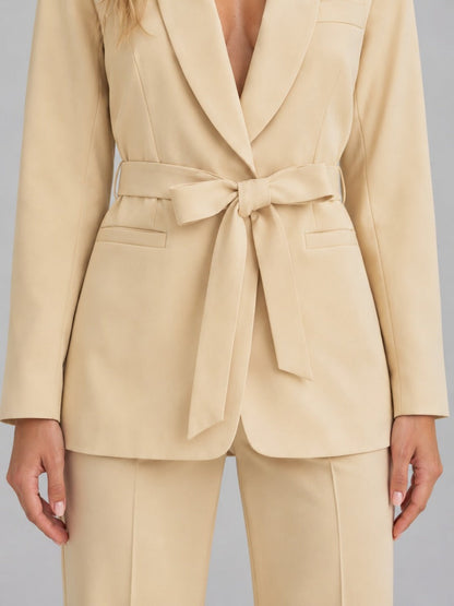 MAITANE | Conjunto de Dos Piezas con Blazer de Cuello Chal y Cinturón