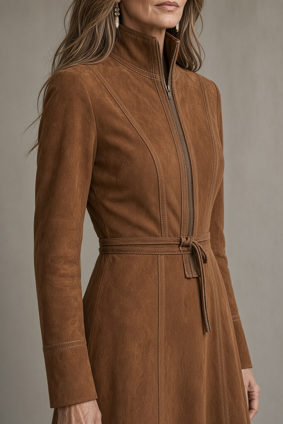 DESIRÉE | Vestido Midi Vintage con Cuello Alto, Cinturón y Costuras en Contraste