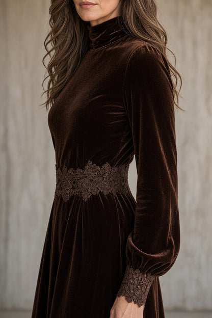 CANDELARIA | Vestido Largo de Terciopelo Marrón con Cuello Alto e Inserciones de Encaje