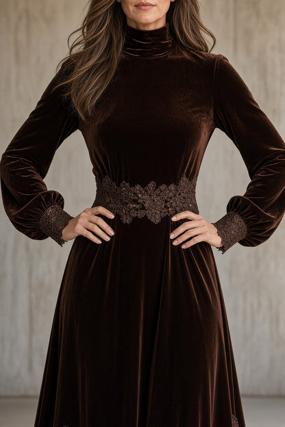 CANDELARIA | Vestido Largo de Terciopelo Marrón con Cuello Alto e Inserciones de Encaje
