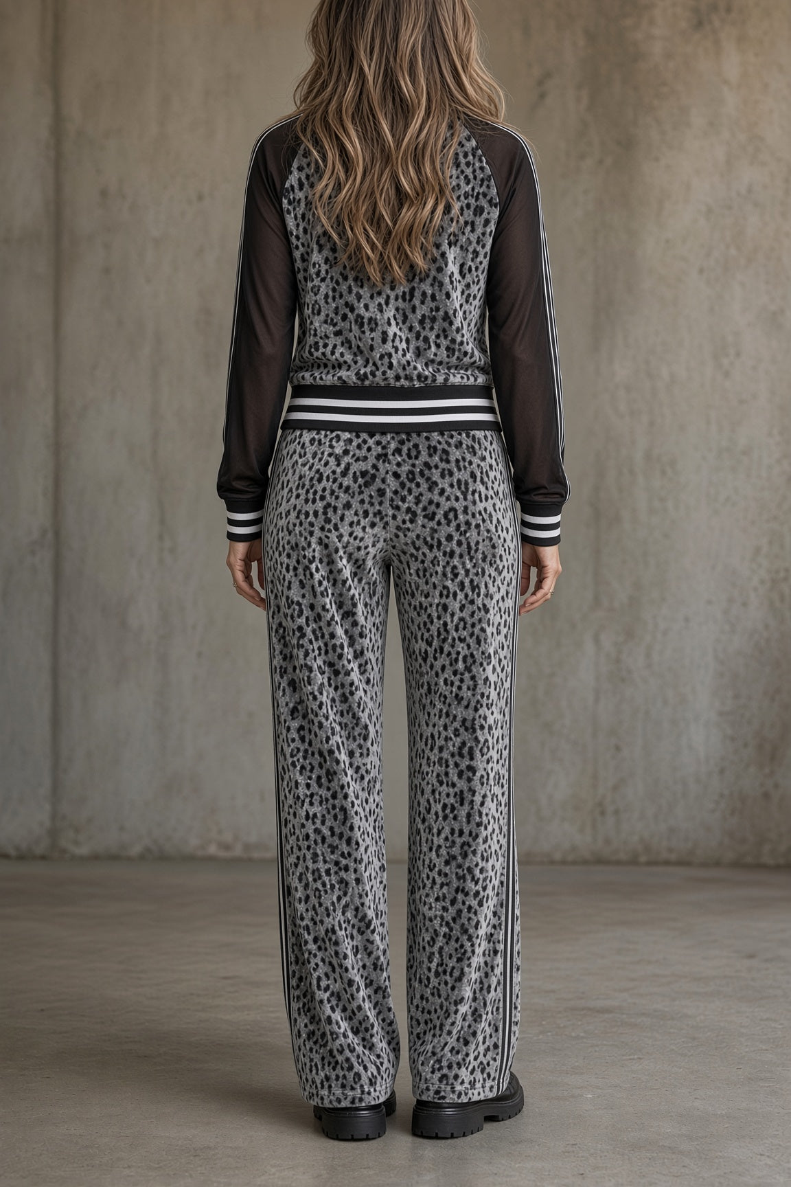 TEODORA | Conjunto de Chaqueta con Cremallera y Pantalón Ancho de Leopardo