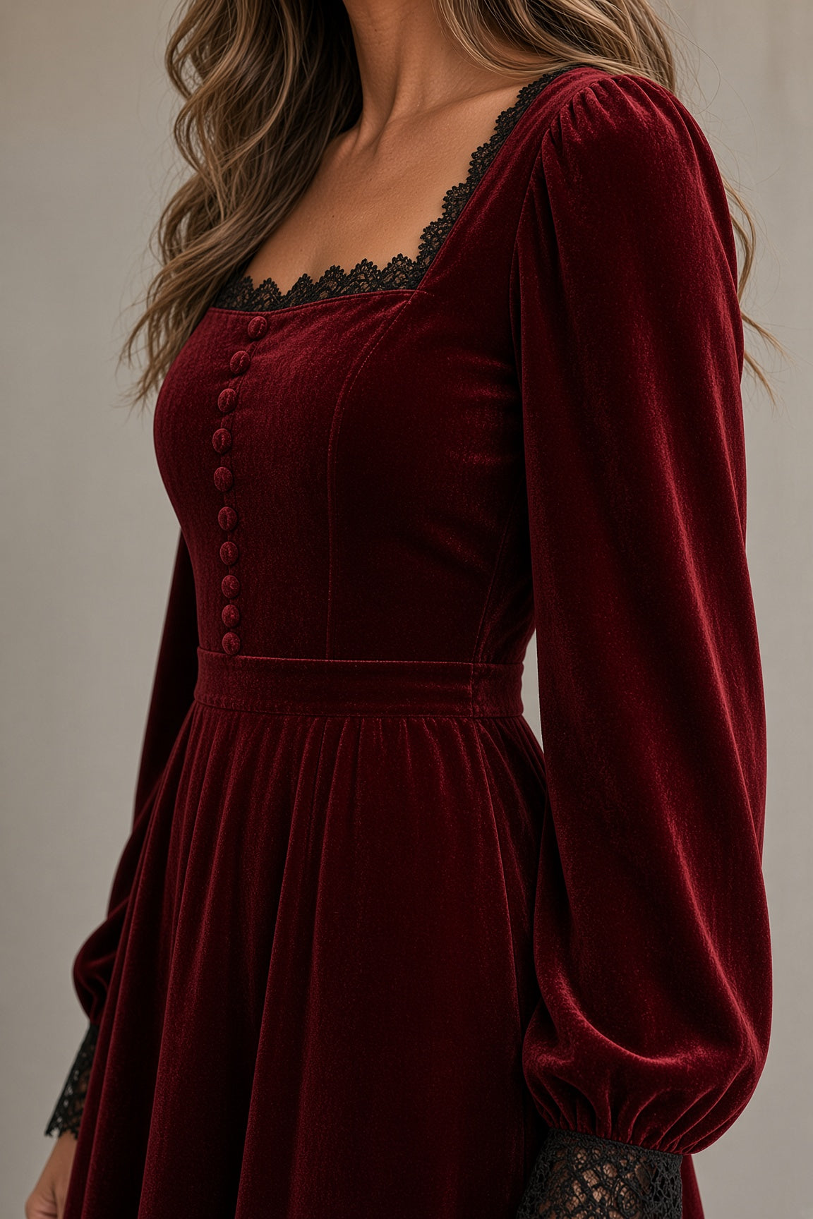 QUITERIA | Vestido Largo de Terciopelo con Escote Cuadrado y Encaje