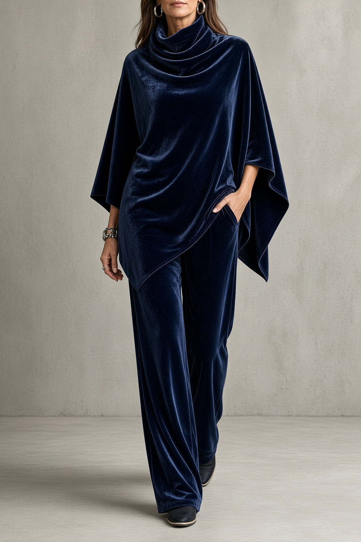 CHARO | Conjunto Poncho de Terciopelo con Cuello Drapeado y Pantalón Ancho