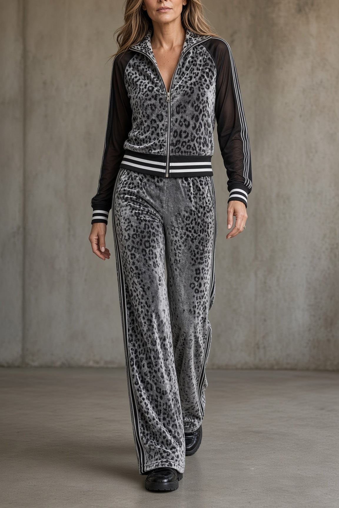 TEODORA | Conjunto de Chaqueta con Cremallera y Pantalón Ancho de Leopardo