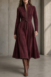 DESIRÉE | Vestido Midi Vintage con Cuello Alto, Cinturón y Costuras en Contraste