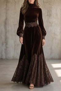 CANDELARIA | Vestido Largo de Terciopelo Marrón con Cuello Alto e Inserciones de Encaje