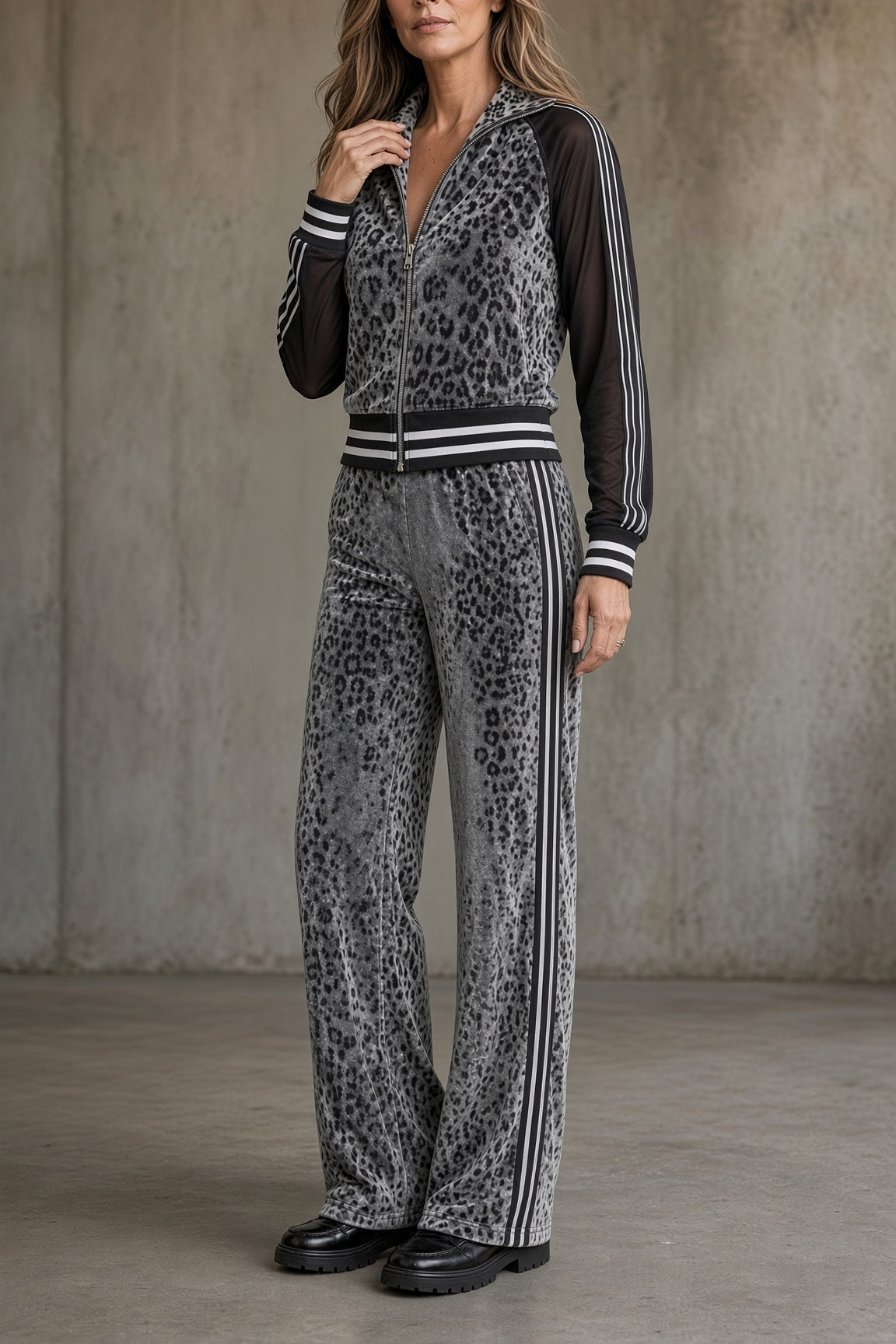TEODORA | Conjunto de Chaqueta con Cremallera y Pantalón Ancho de Leopardo