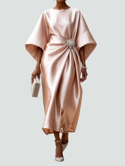 LAVINIA | Vestido Largo de Satén Drapeado con Mangas Capa