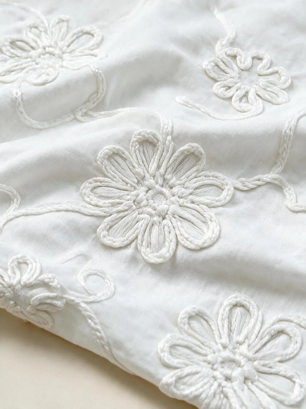 ISAURA | Camisa Blanca de Algodón con Bordados y Volantes