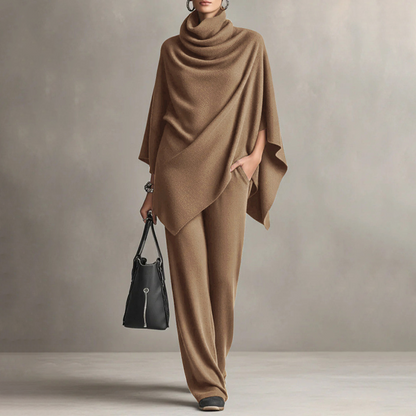 ÁFRICA | Conjunto Capa con Cuello Drapeado y Pantalón Ancho, Camel